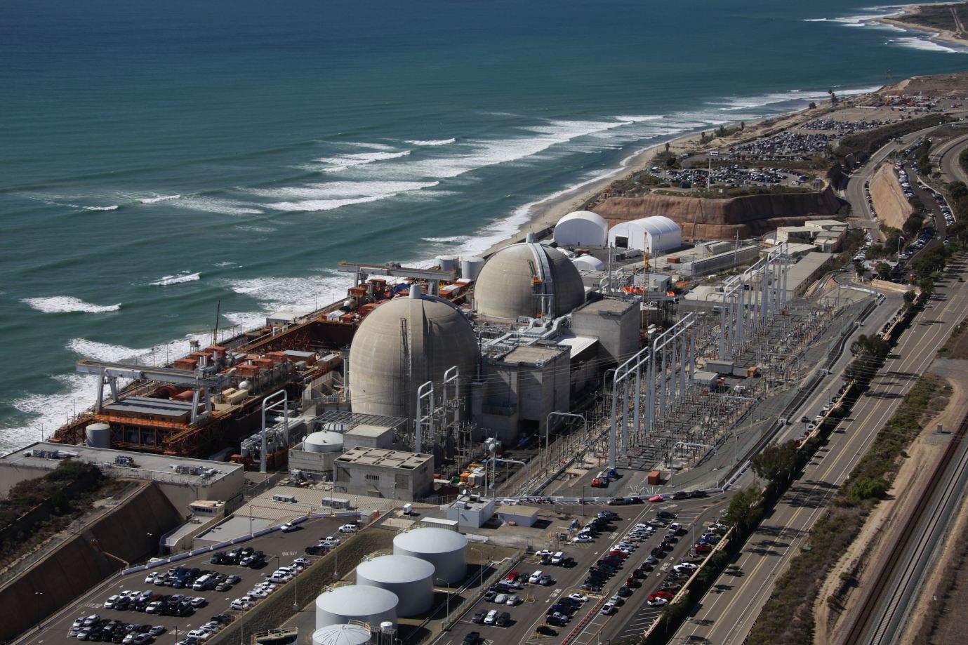 https://spoonsenergymatters.files.wordpress.com/2013/07/san-onofre-nuclear-generating-station.jpg